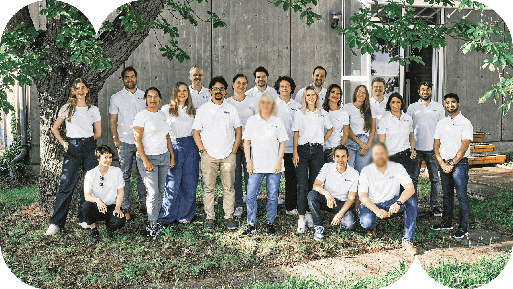 Teamfoto im Freien Gruppenfoto der Goya Mitarbeiter im Sommer 2024.