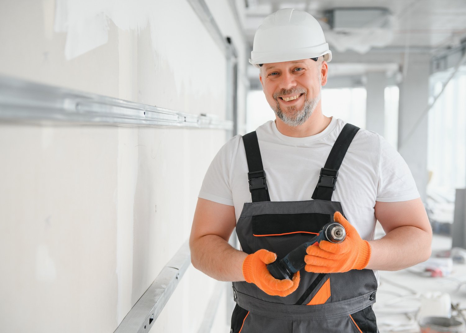 Zufriedener Handwerker am Arbeitsplatz.